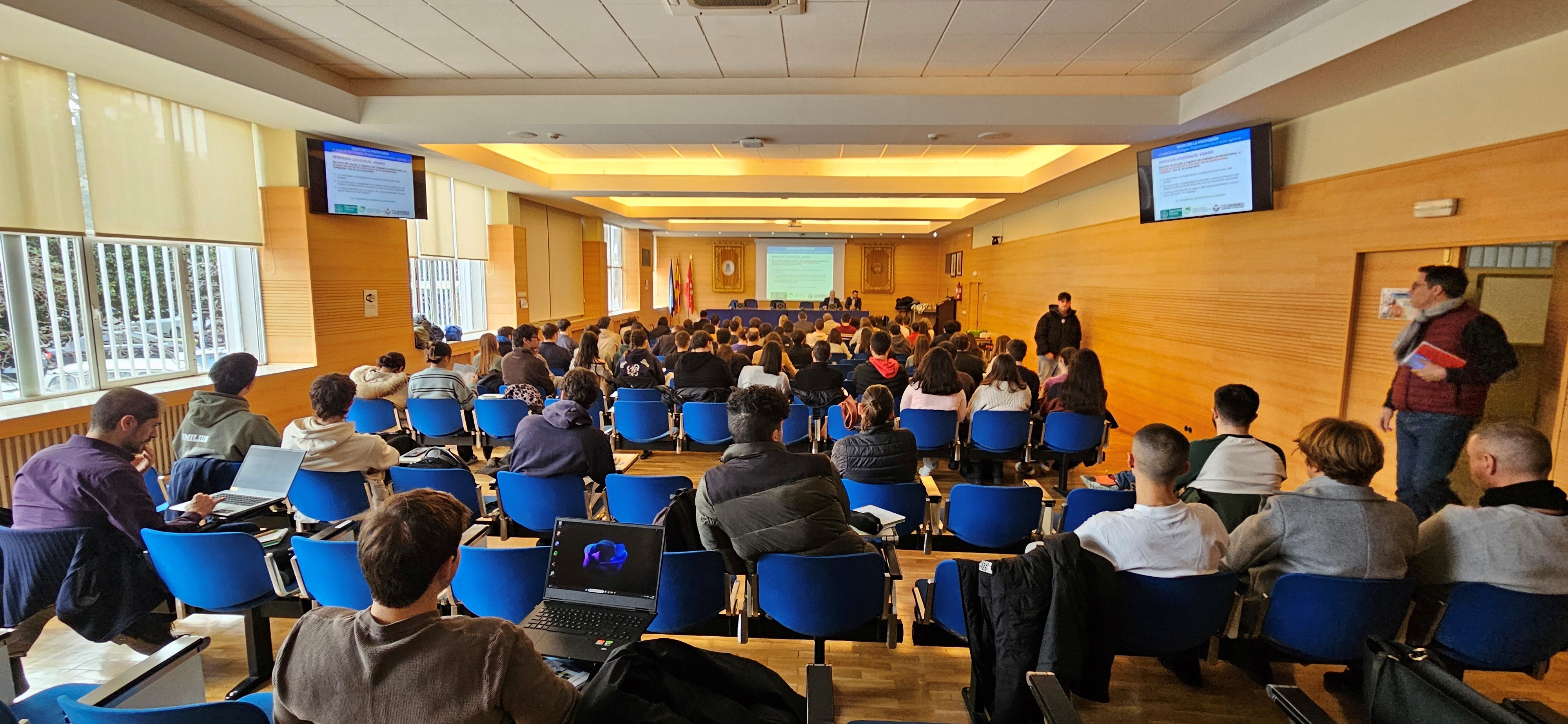 Un grupo de personas en un salón  El contenido generado por IA puede ser incorrecto.