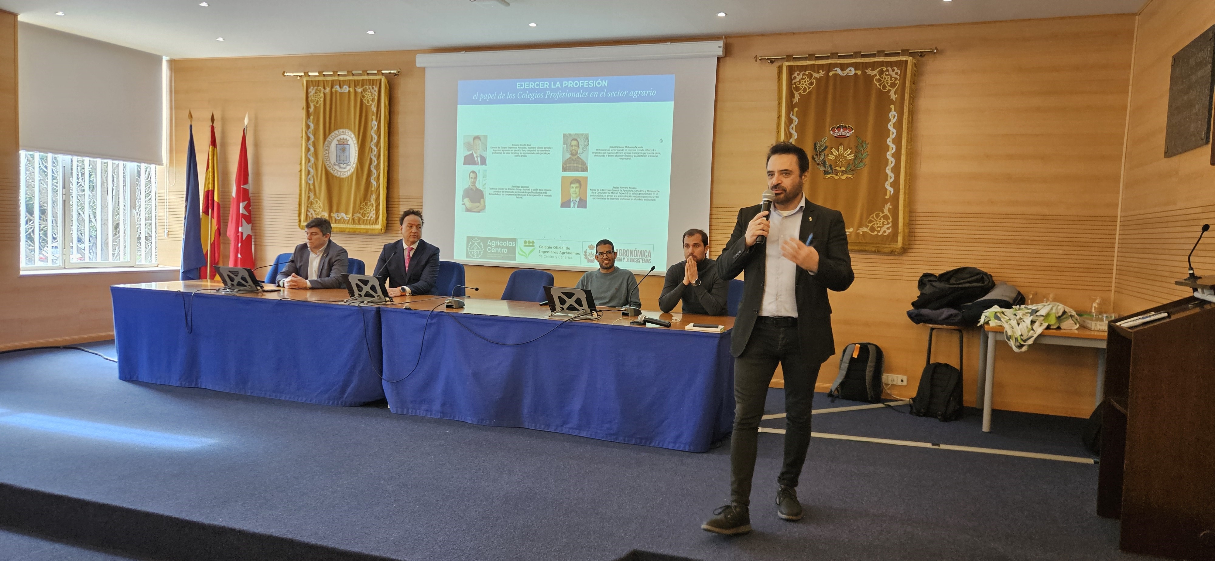 Un grupo de personas en una sala  El contenido generado por IA puede ser incorrecto.