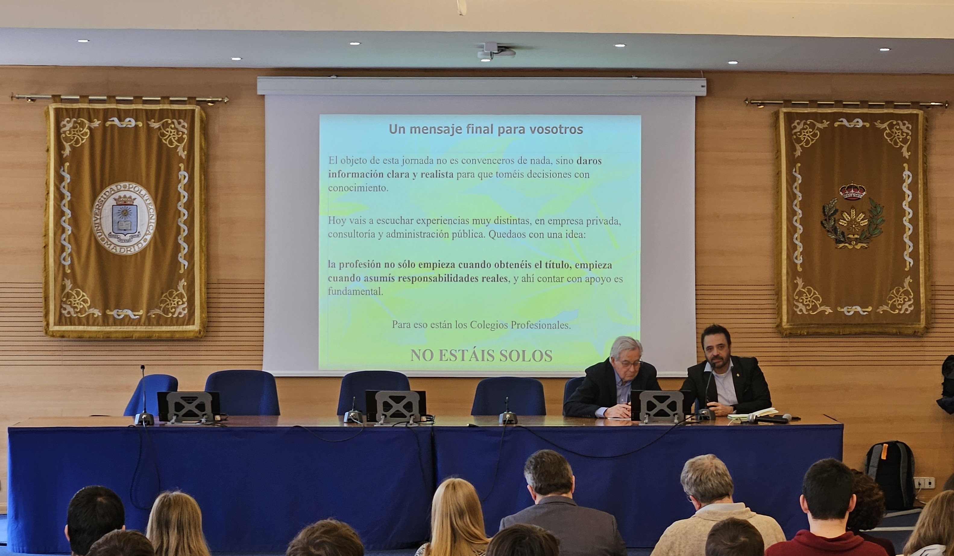 Un grupo de personas sentadas en una sala  El contenido generado por IA puede ser incorrecto.