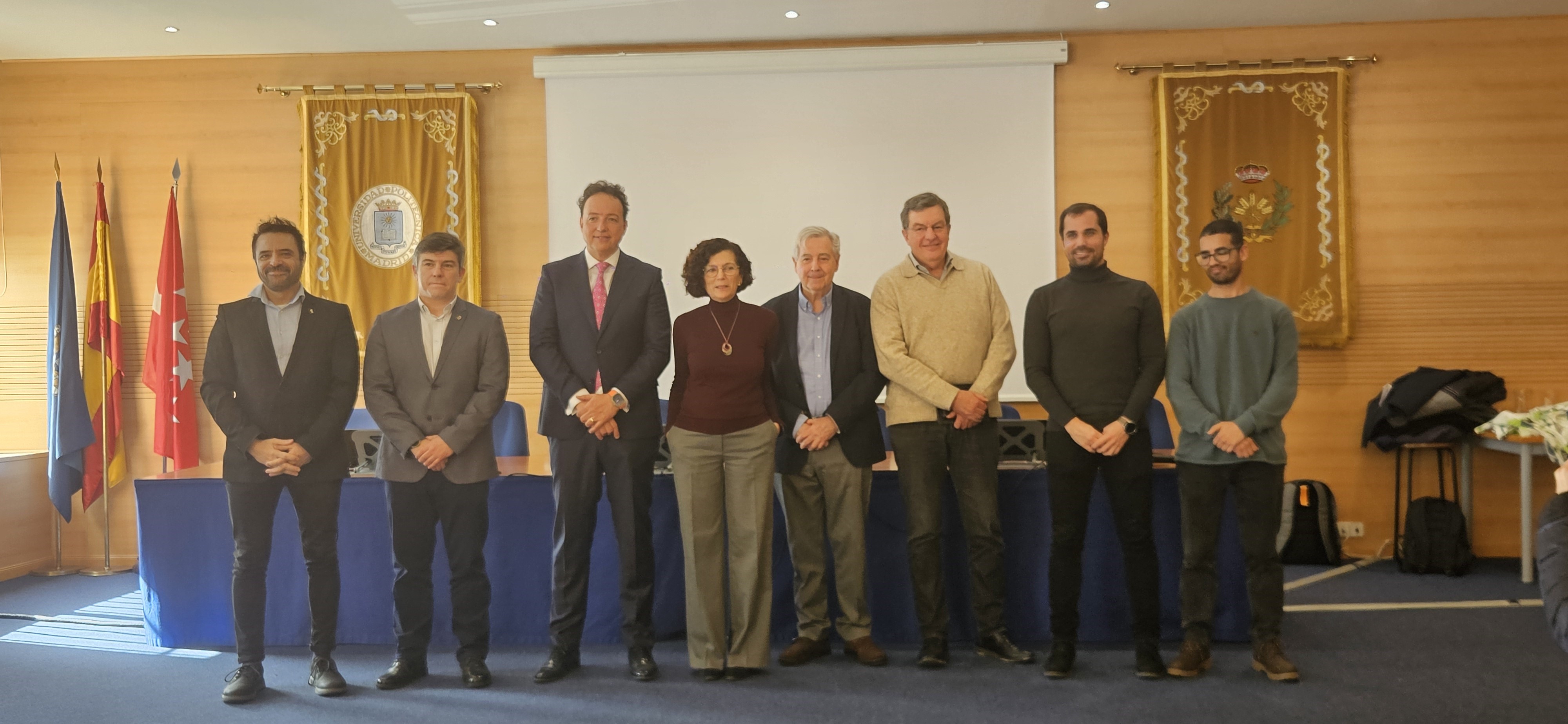 Un grupo de personas de pie  El contenido generado por IA puede ser incorrecto.