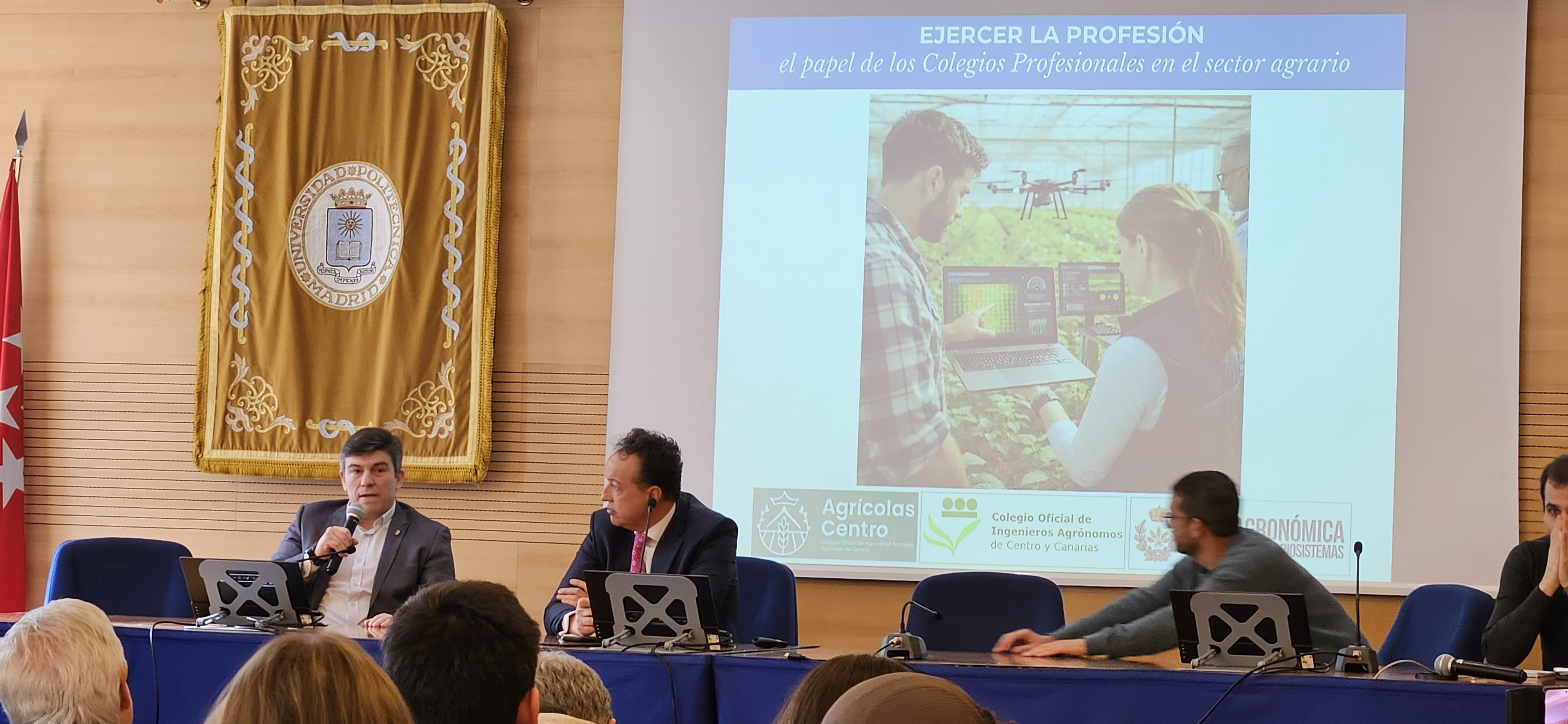 Un grupo de personas en un salón de clases  El contenido generado por IA puede ser incorrecto.