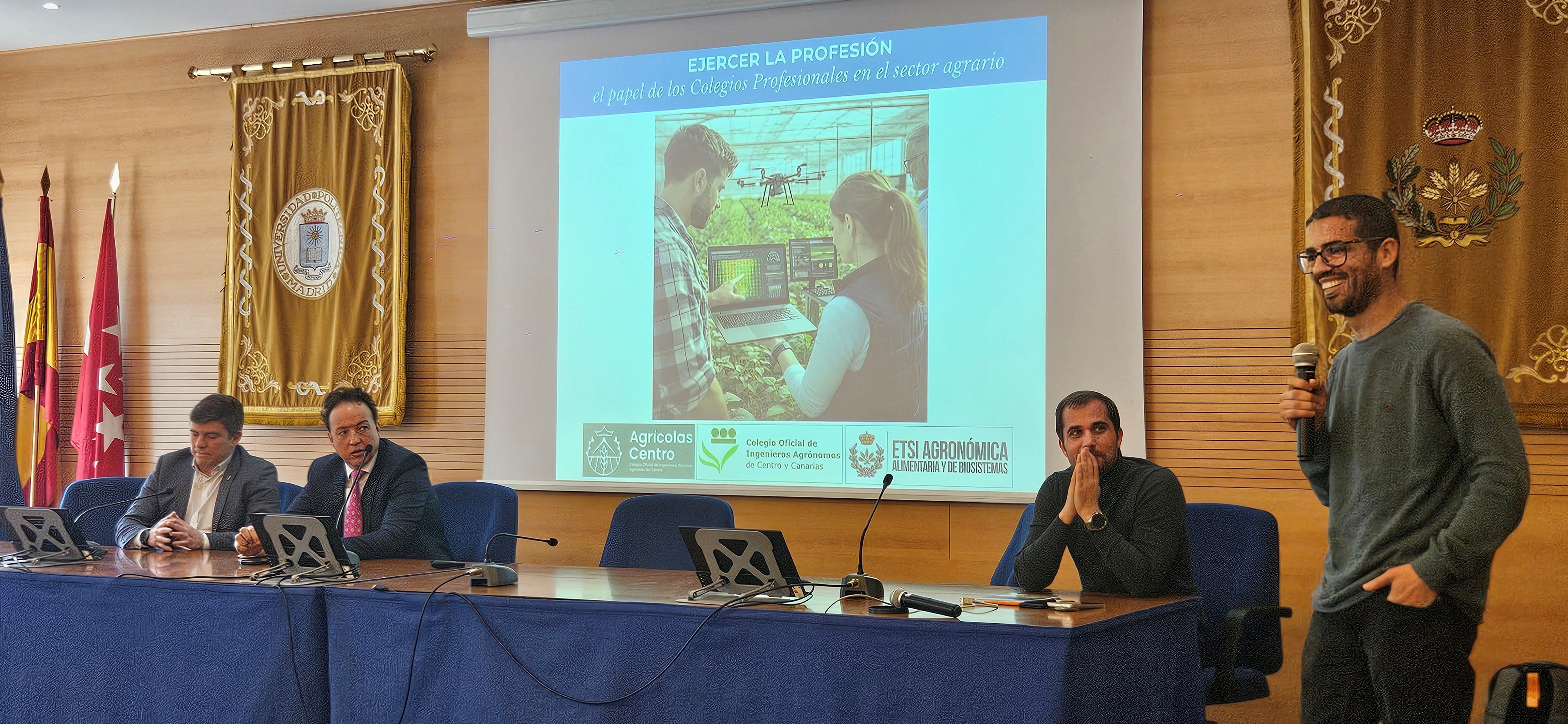 Un grupo de personas sentadas en una sala  El contenido generado por IA puede ser incorrecto.