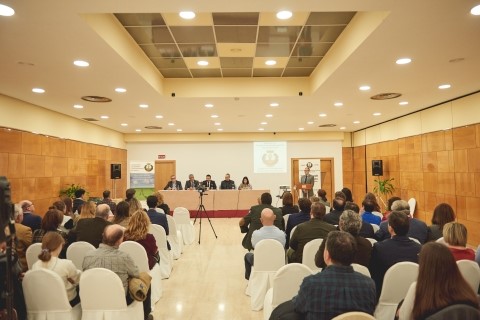 Un grupo de personas en un auditorio  Descripción generada automáticamente