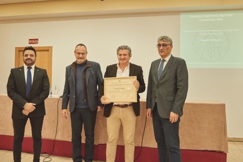 Un grupo de personas posando con un traje de color negro  Descripción generada automáticamente