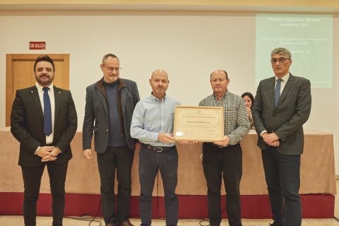 Un grupo de hombres con traje formal  Descripción generada automáticamente