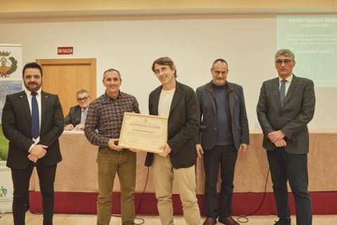 Un grupo de personas posando con un traje de color negro  Descripción generada automáticamente