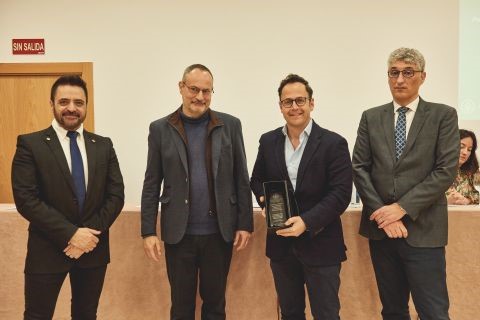 Un grupo de hombres con traje formal  Descripción generada automáticamente