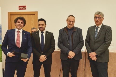 Un grupo de personas con traje formal  Descripción generada automáticamente