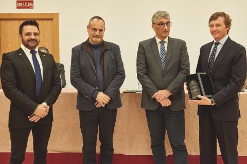Un grupo de hombres con traje formal  Descripción generada automáticamente