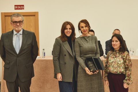 Un grupo de personas con traje formal  Descripción generada automáticamente