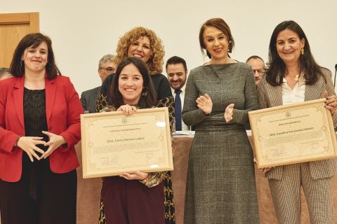Un par de personas sentadas en una mesa  Descripción generada automáticamente con confianza media