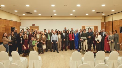 Un grupo de personas en un salón  Descripción generada automáticamente